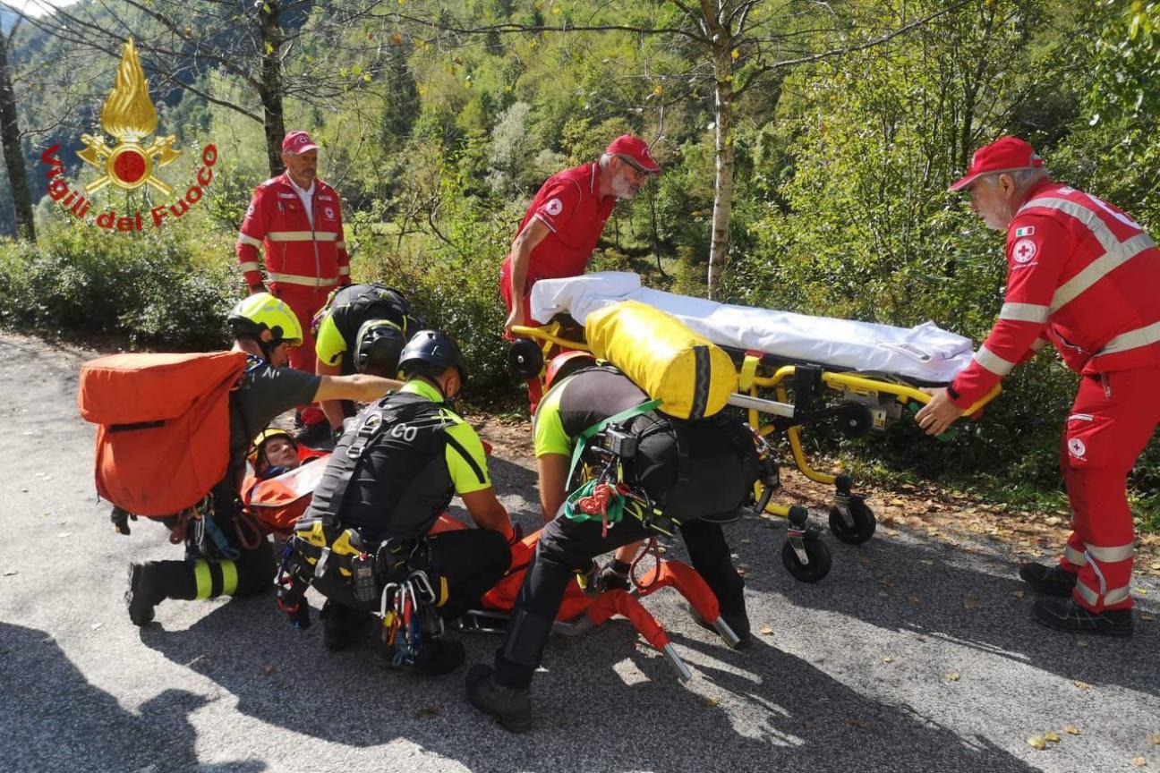 Cade da una fascia e si ferisce, soccorso dai vigili del fuoco