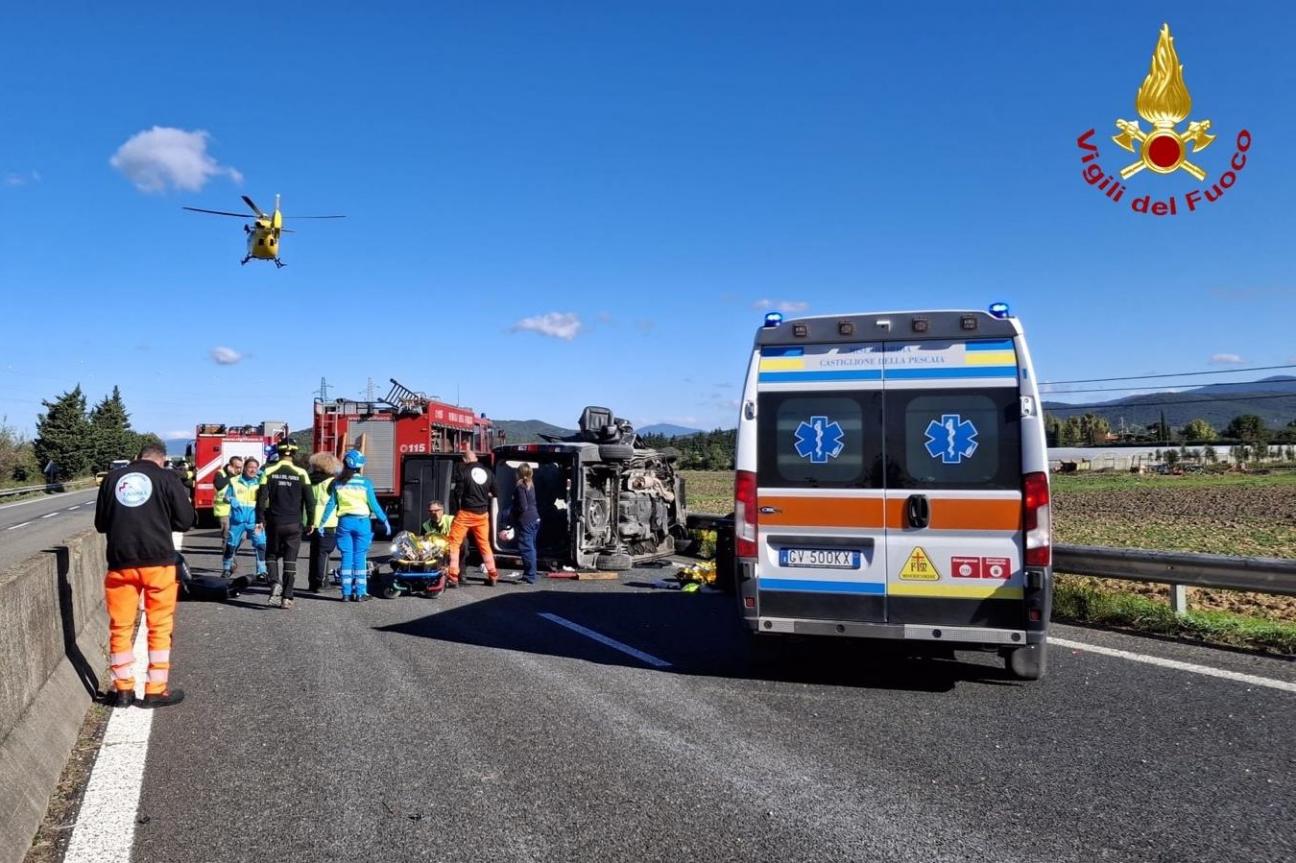 incidente stradale: minibus con turisti a bordo tampona un furgone