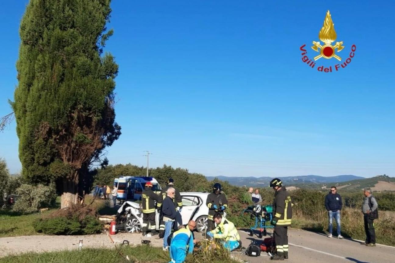 incidente stradale: auto contro un albero