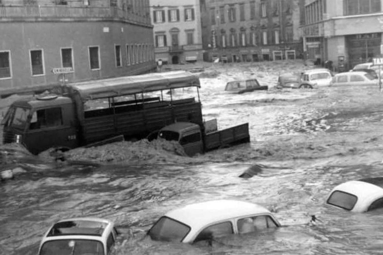 Le vie del centro di Genova competamente sommerse dalle acque nell'alluvione del 1970