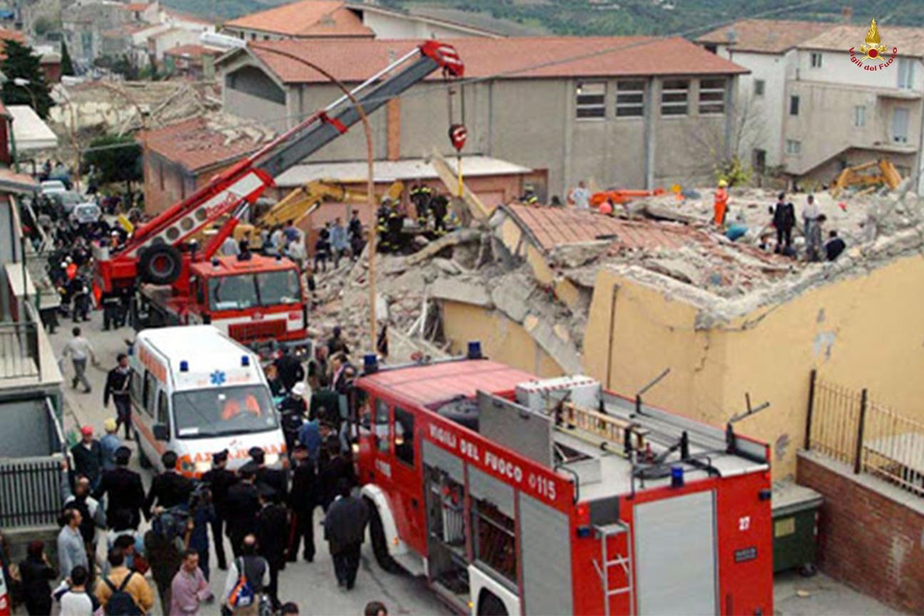 I Vigili del fuoco al lavoro sulle macerie della scuola elementare crollata a San Giuliano di Puglia