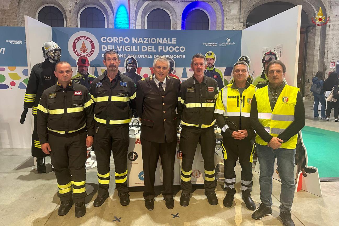Il Direttore regionale dei Vigili del fuoco Alessandro Paola (al centro della foto) alla manifestazione Io Lavoro