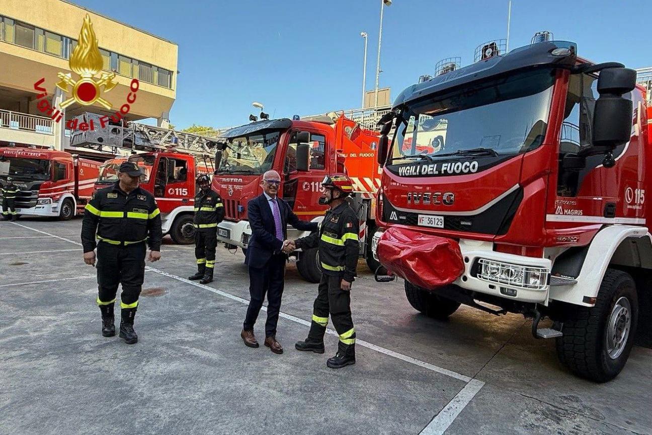 Ing. Porrovecchio davanti ai mezzi del Comando Provinciale di Terni