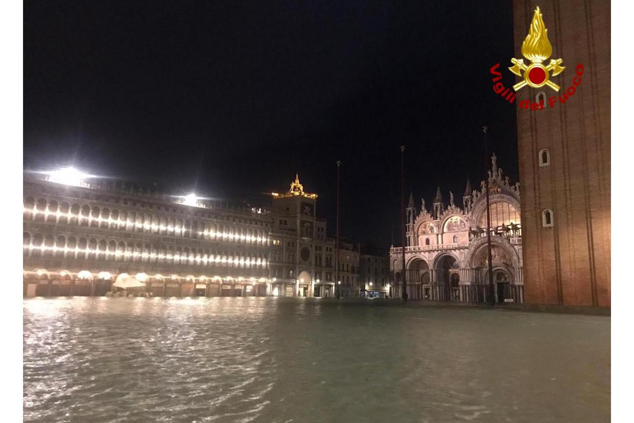 L'acqua alta invade la piazza San Marco a Venezia