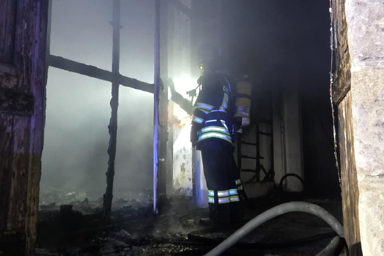 Incendio magazzino dismesso 