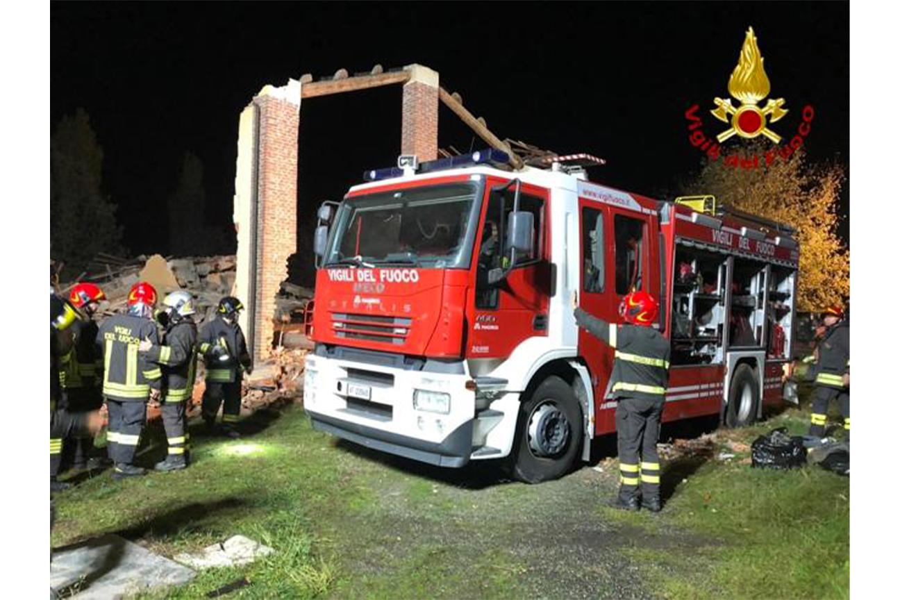 I Vigili del fuoco sul luogo dell'esplosione della cascina a Quargnento