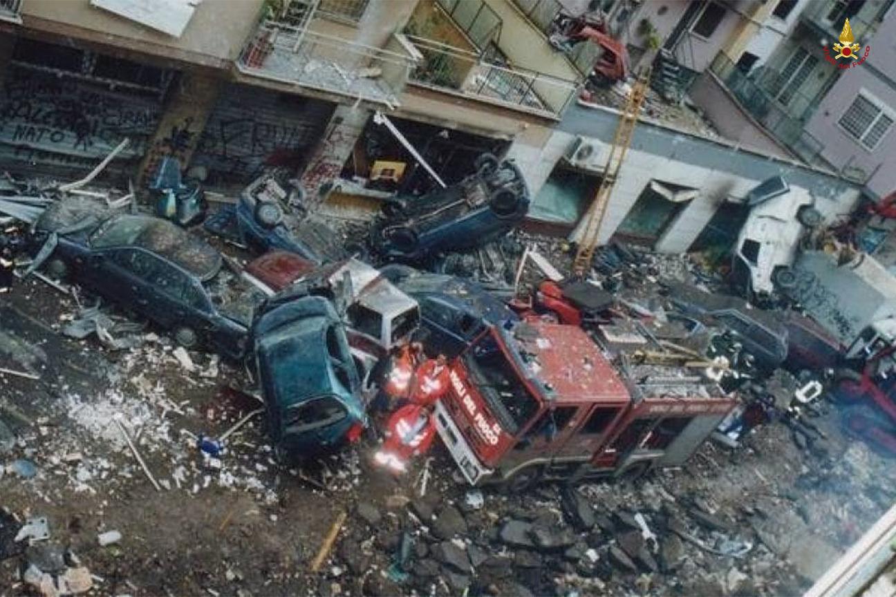 I devastanti effetti dell'esplosione causata dalla fuga di gas in via Ventotene a Roma