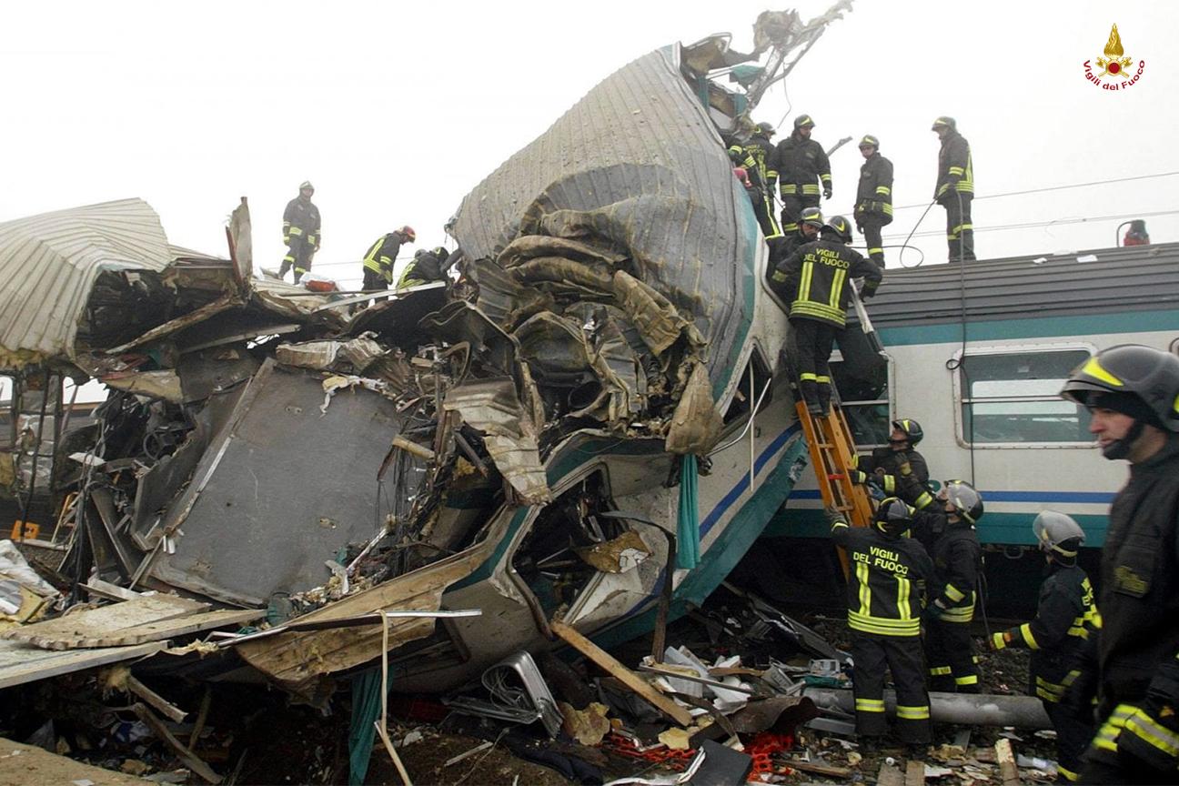 I Vigili del fuoco impegnati nella rimozione delle carrozze dilaniate nell'incidente ferroviario di Crevalcore