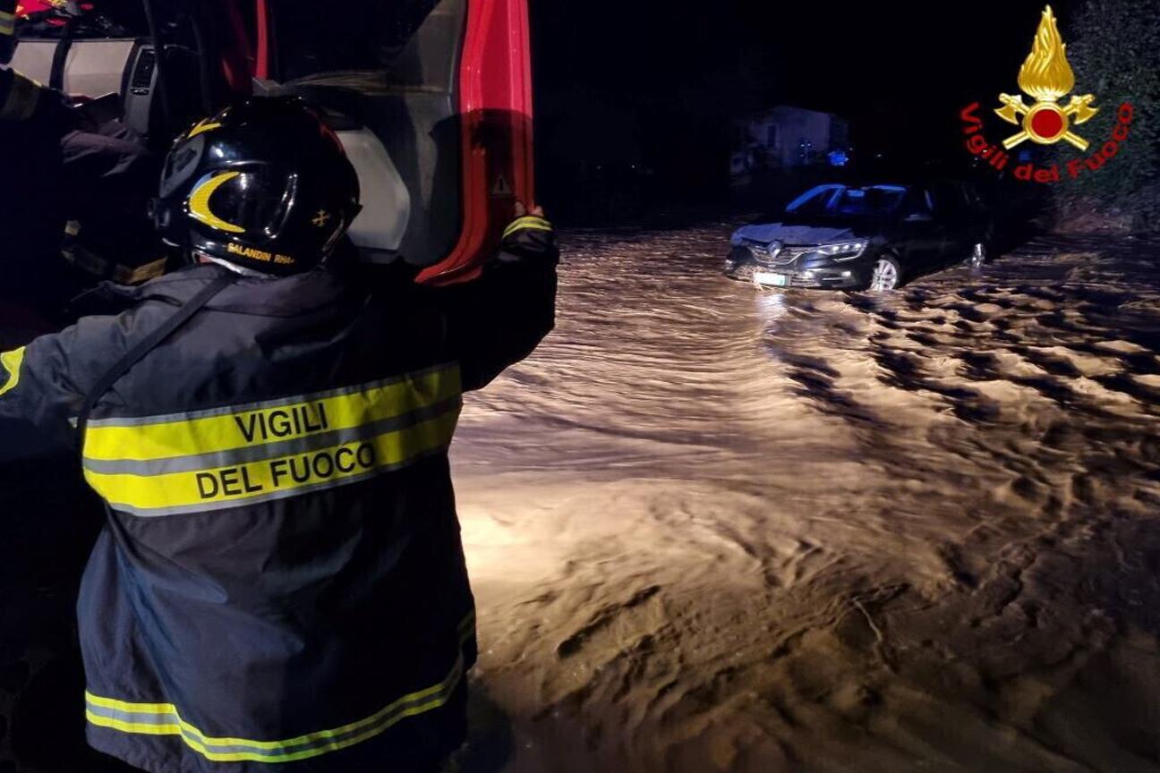 Vigili del fuoco in soccorso degli occupanti di un'auto rimasta bloccata dall'acqua