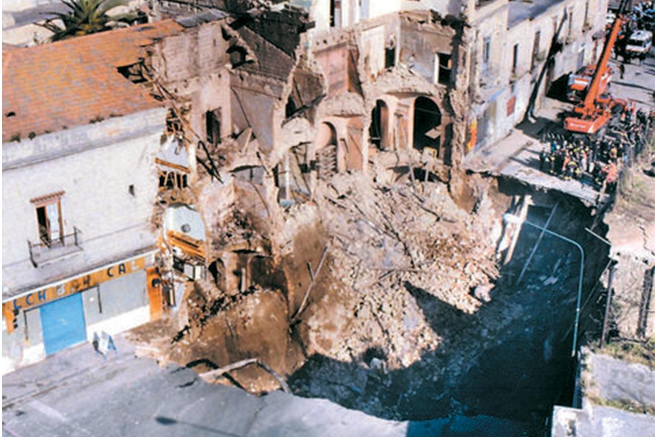 L'enorme voragine che inghiottì una palazzina di tre piani a Secondigliano