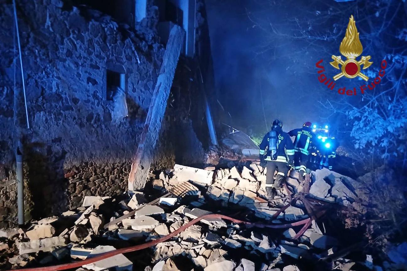 I Vigili del fuoco sul luogo del crollo della palazzina in provincia di Arezzo