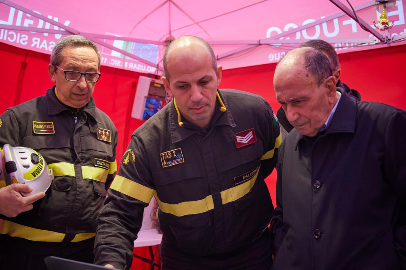 Il presidente della regione Schifani nella tenda comando dei Vigili del fuoco