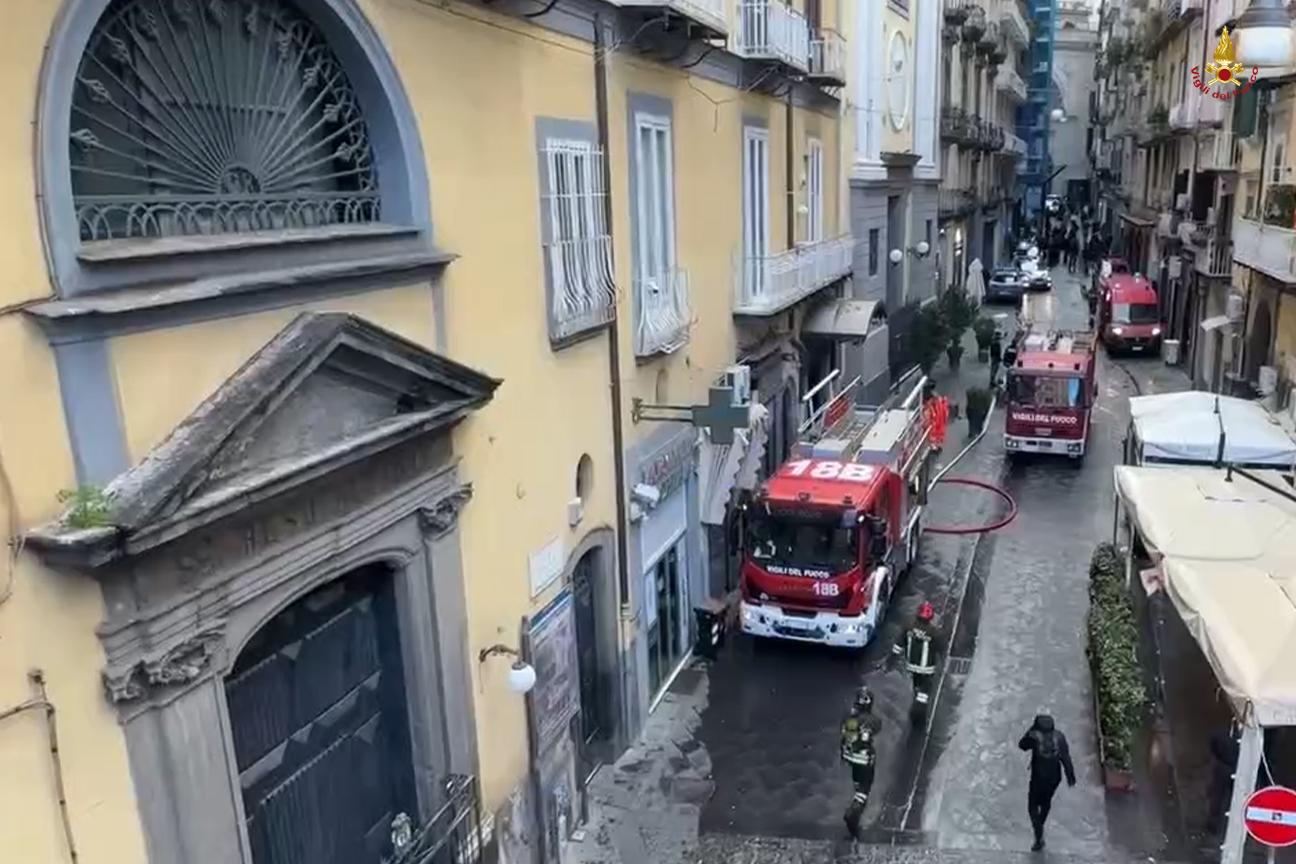 I mezzi dei vigili del fuoco impegnati nello spegnimetno dell'incendio del teatro Sannazaro di Napoli