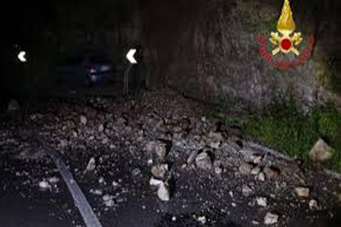 La frana sulla SS 163 a Vietri