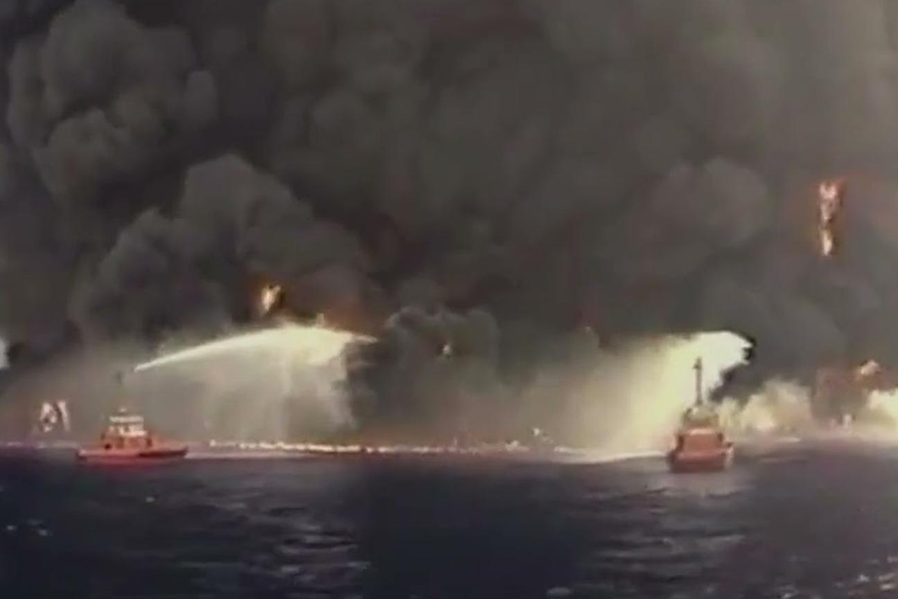 Le motobarche dei Vigili del fuoco tentano di spegnere l'incendio sulla petroliera Haven
