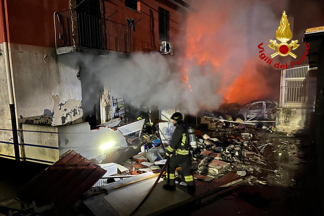 I Vigili del fuoco sul sito dell'esplosione in via Garibaldi a Catania