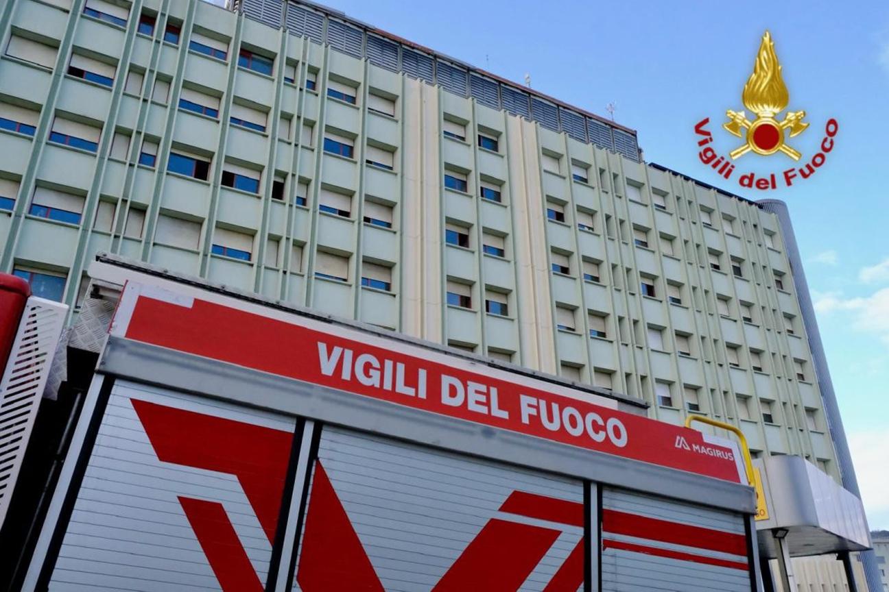 I Vigili del fuoco all'ospedale Cannizzaro di Catania per un principio d'incendio