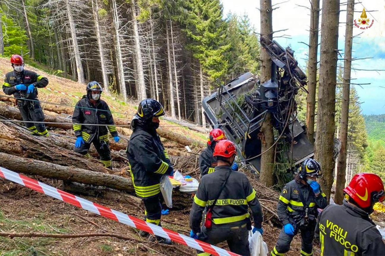 I Vigili del fuoco mentre lavorano sulla cabina schiantata della funivia del Mottarone