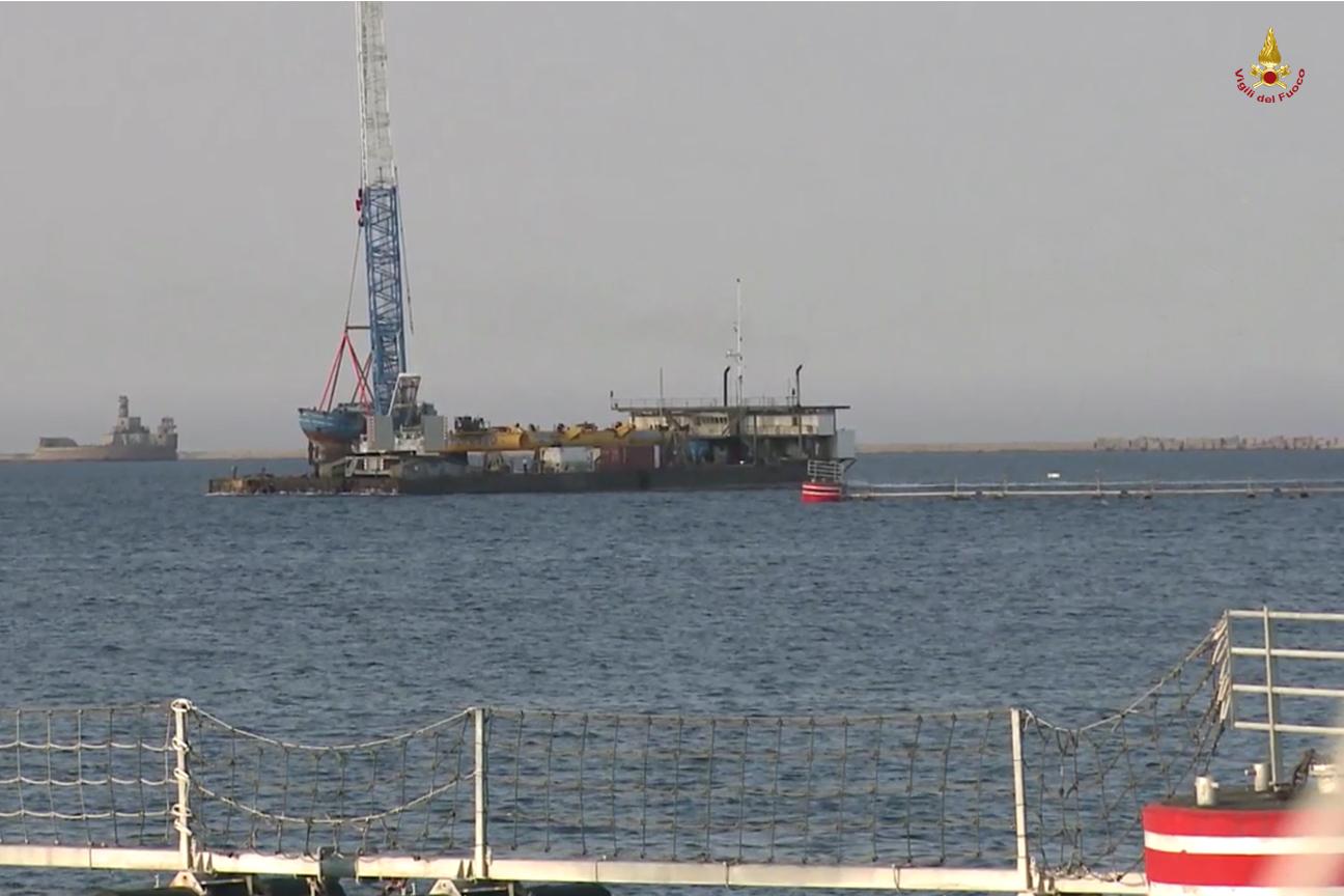 Il pontile per le attività dei Vigili del fuoco durante l'operazione Augusta