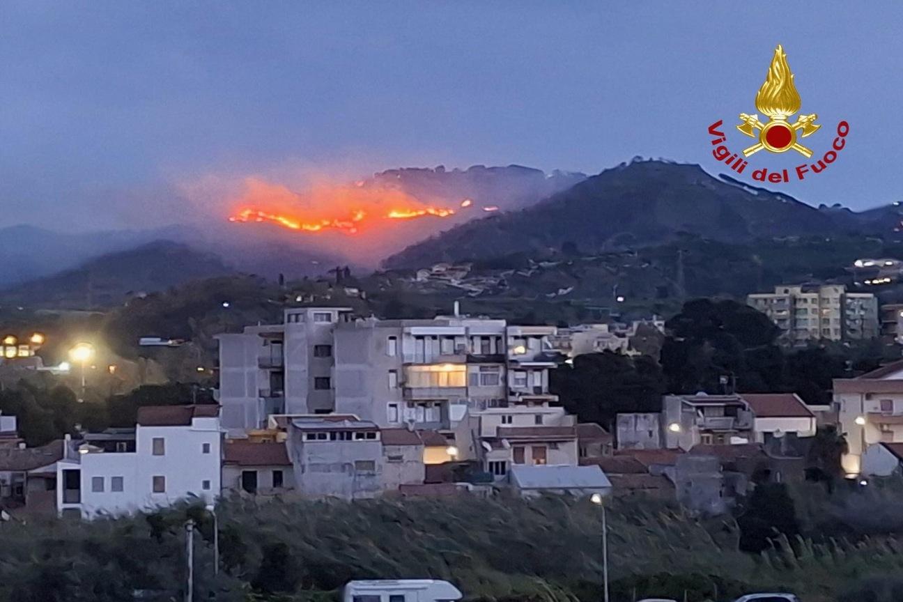 Incendio interfaccia villaggio Gesso 