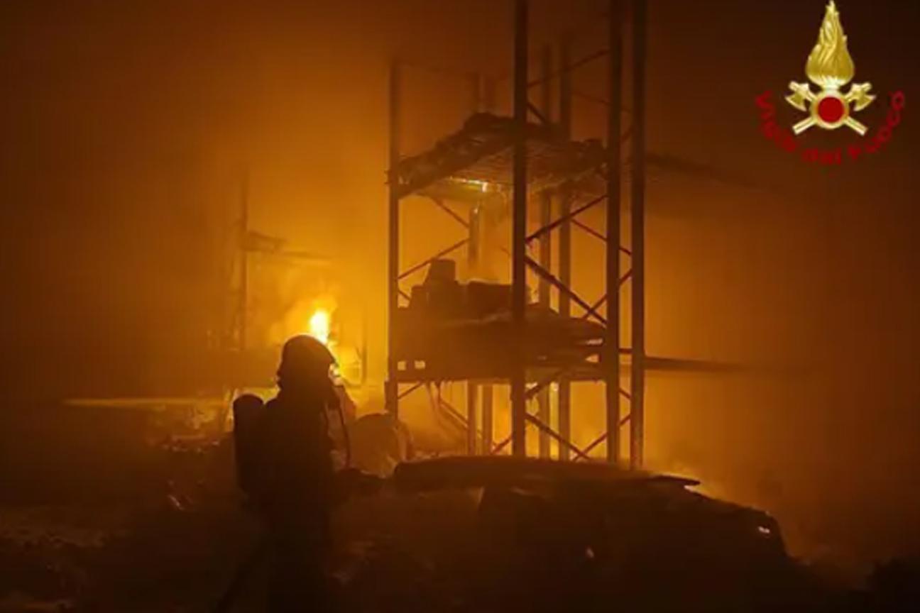 I Vigili del fuoco fronteggiano le fiamme nel deposito agricolo a Sogliano sul Rubicone