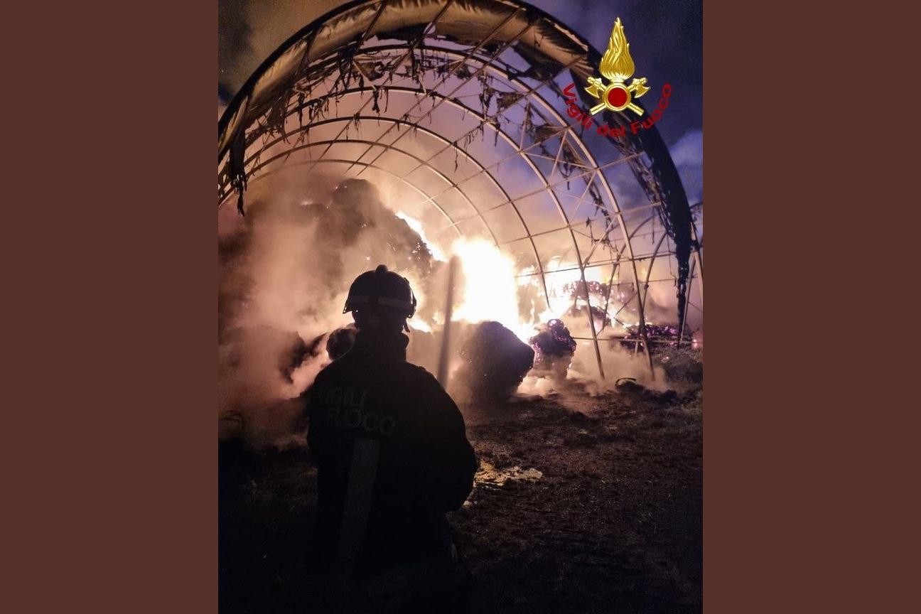 Incendio rotoballe a capannori