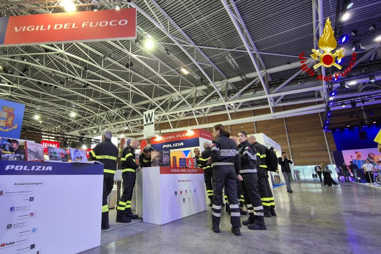 Lo stand dei Vigili del fuoco al Salone del Libro di Torino 2026