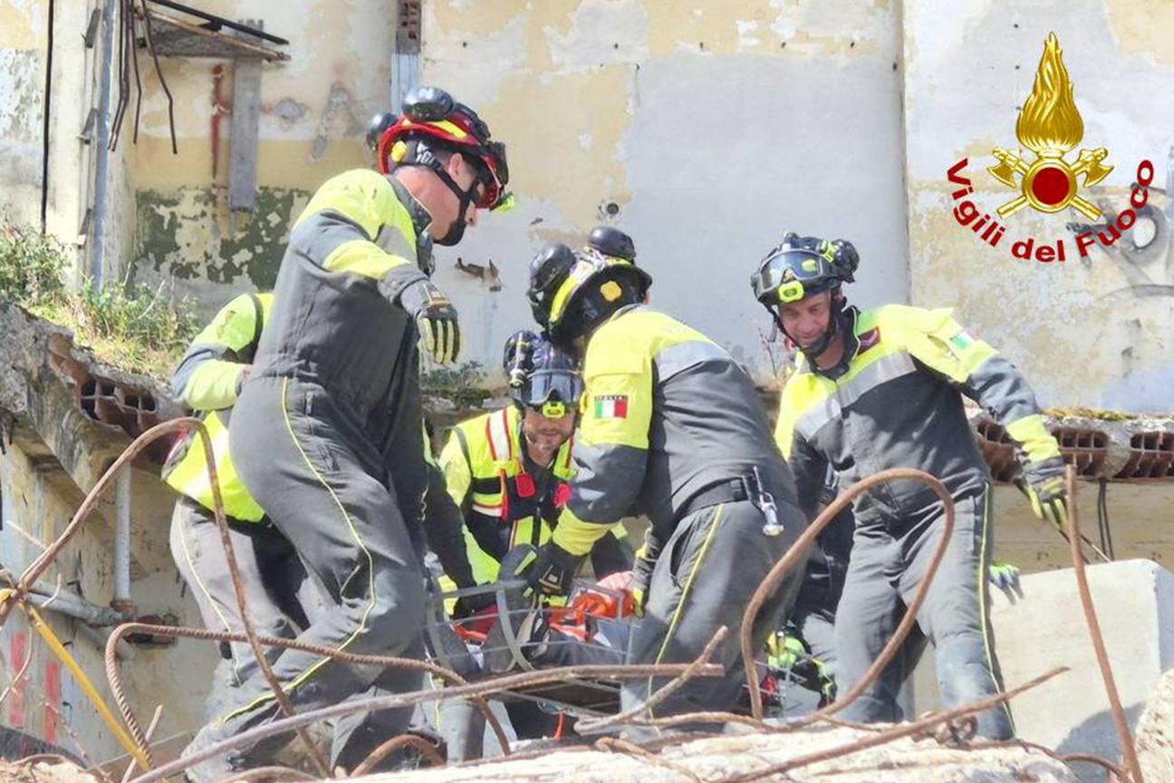  I componenti USAR dei Vigili del fuoco durante un'esercitazione 