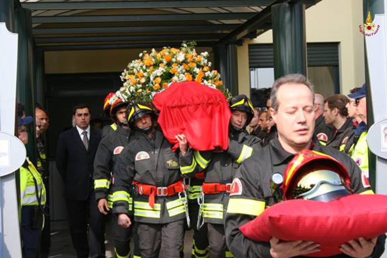 Un momento dei funerali di Marco Cavagna celebrati il 10 aprile 2009