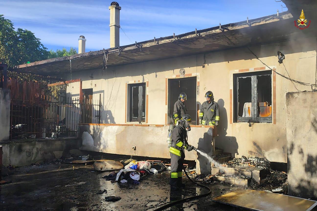I Vigili del fuoco mentre spengono l'incendio scoppiato in un appartamento nel comune di San Prisco