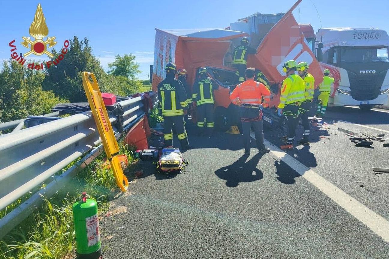 Lo scontro tra due Tir e un furgone sull'autostrada A4