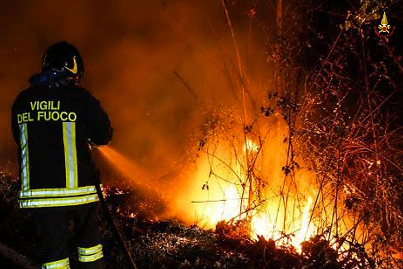 Vigili del fuoco impegnati contro gli incendi boschivi che da giorni funestano il territorio del Piemonte 