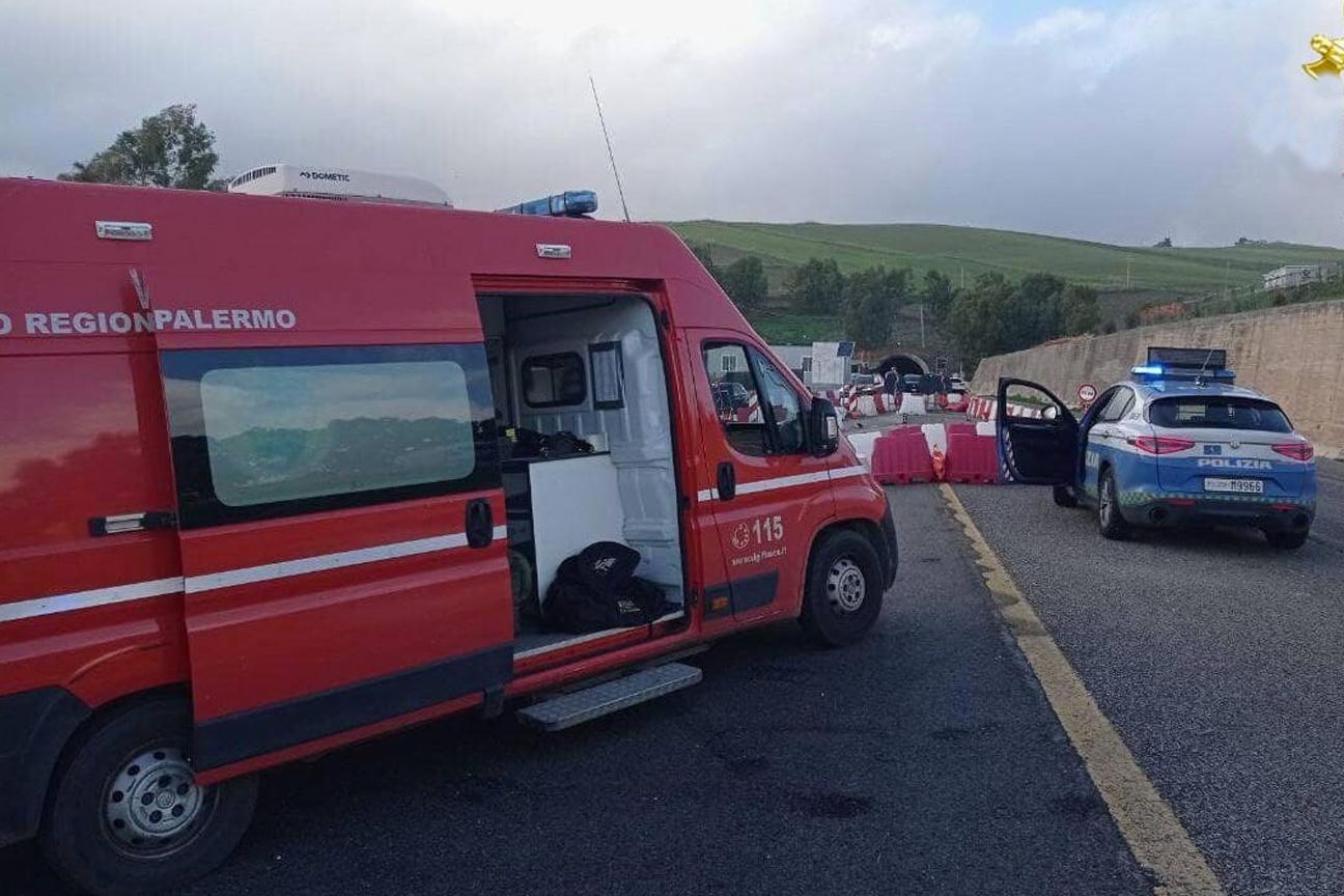 Intervento dei Vigili del fuoco sulla A19 per un'auto in fiamme nella galleria Tremonzelli
