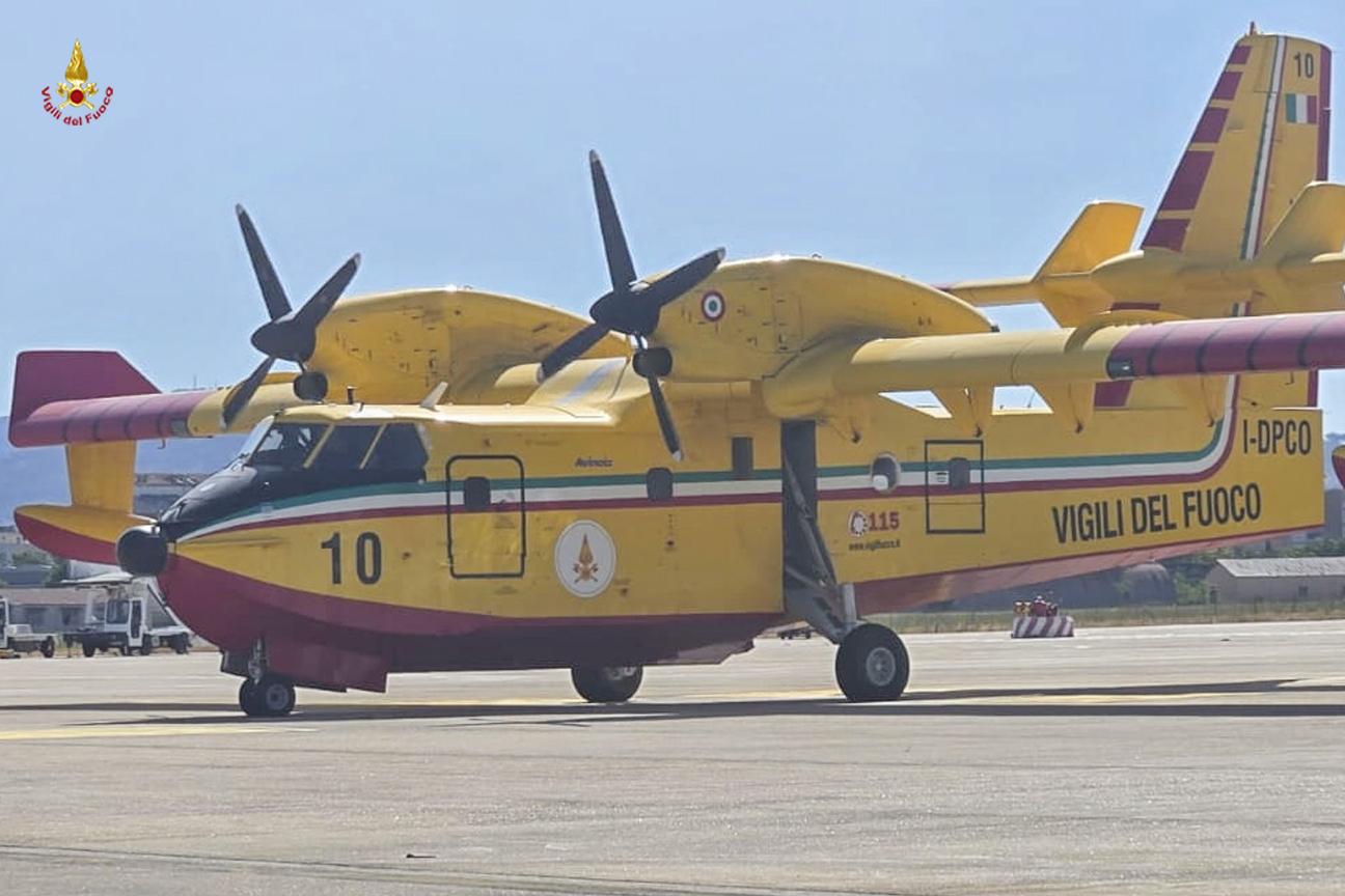 Uno dei Canadair dei Vigili del fuoco in partenza per la Spagna