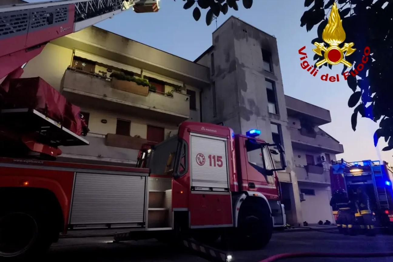 L'intervento dei vigili del fuoco in zona san martino in campo a perugia per l'incendio in un appartamento al terzo e ultimo piano di una palazzina