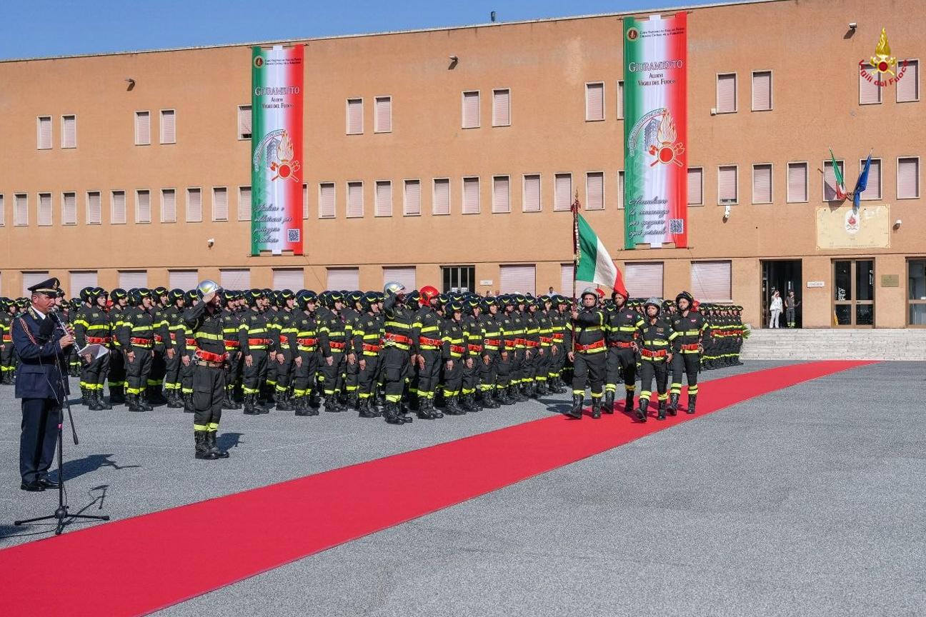 Gli allievi vigili del fuoco del 102 corso schierati nel cortile delle Scuole Centrali Antincendi di Capannelle in attesa del guiramento