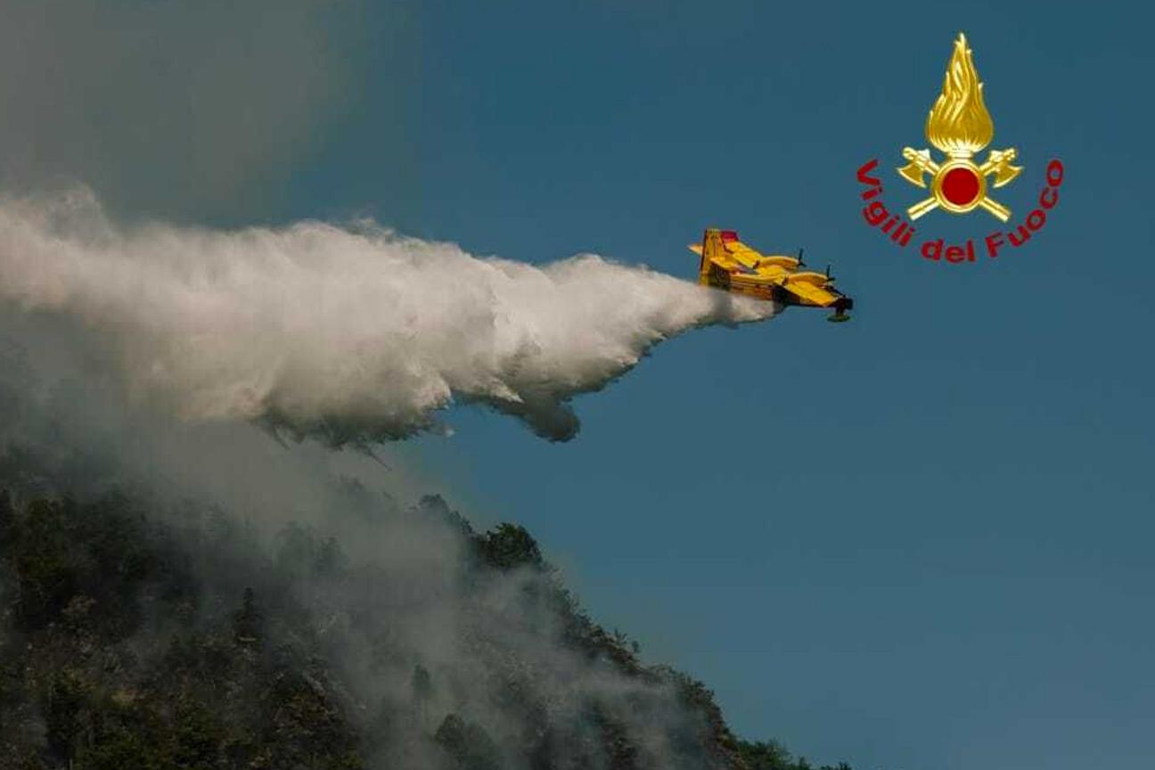Canadair dei Vigili del fuoco impegnato nel contrasto agli incendi di bosco in Piemonte