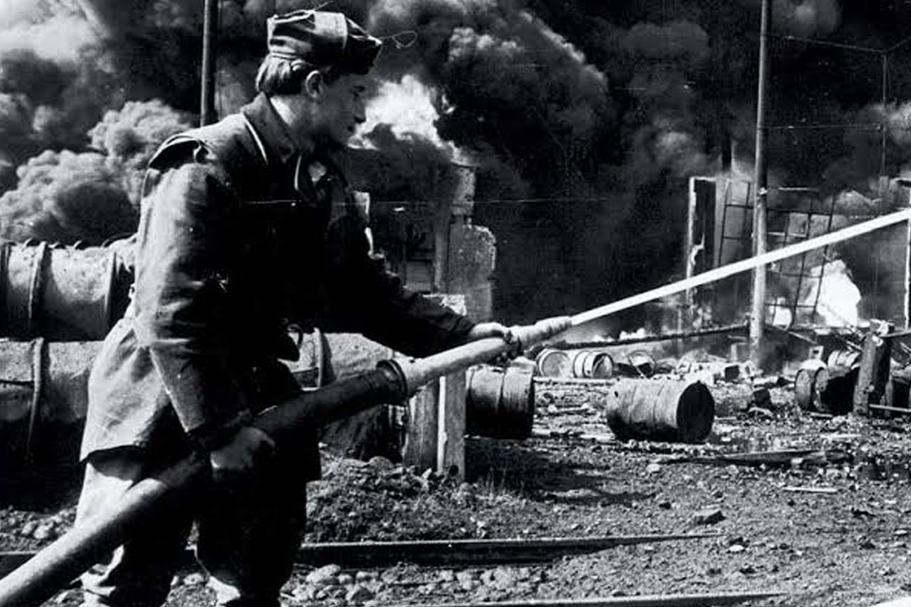 Vigili del fuoco di Torin impegnati a spegnare gli incendi durante i bombardamenti della II Guerra Mondiale. Immagine di proprietà dell'Associazione Nazionale dei Vigili del Fuoco
