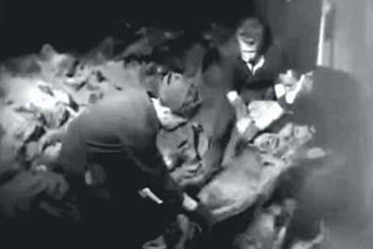Il recupero delle vittime delle Fosse Ardeatine da parte dei Vigili del fuoco. Immagine dell'Associazione Nazionale dei Vigili del fuoco