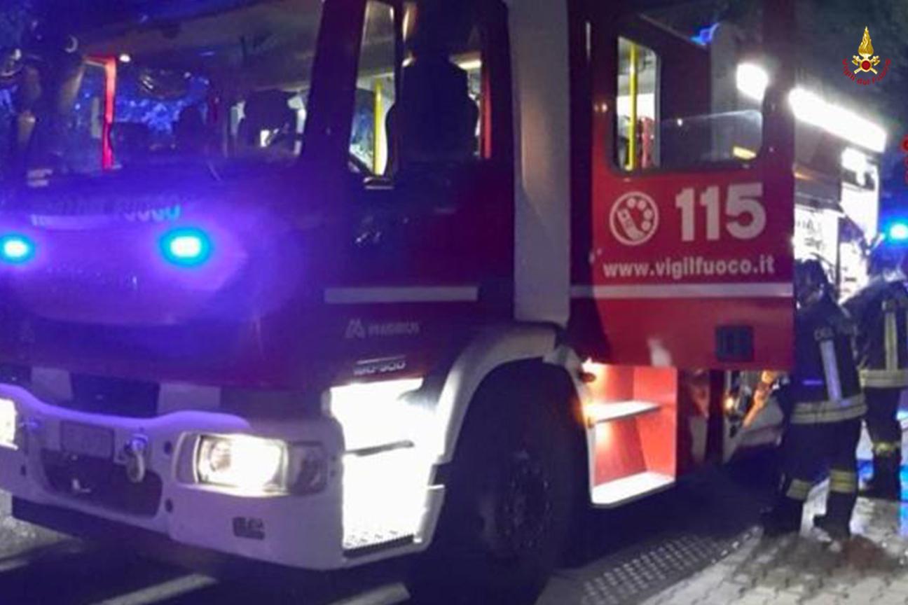 Intervento dei vigili del fuoco per l'incendio del palazzo fumagalli federici in centro storico a La Spezia