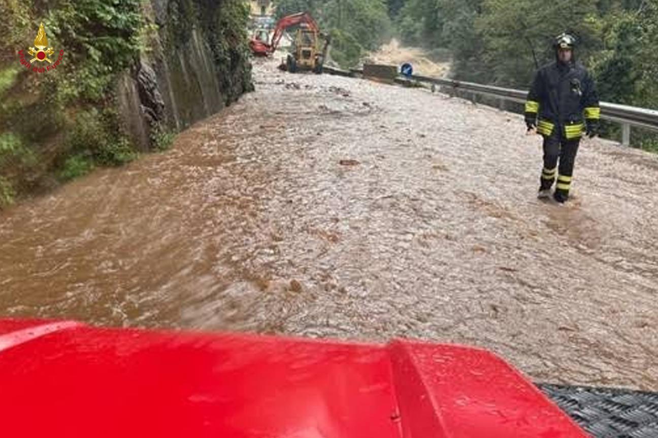 L'intervento dei vigili del fuoco in una strada allagata della bergamasca