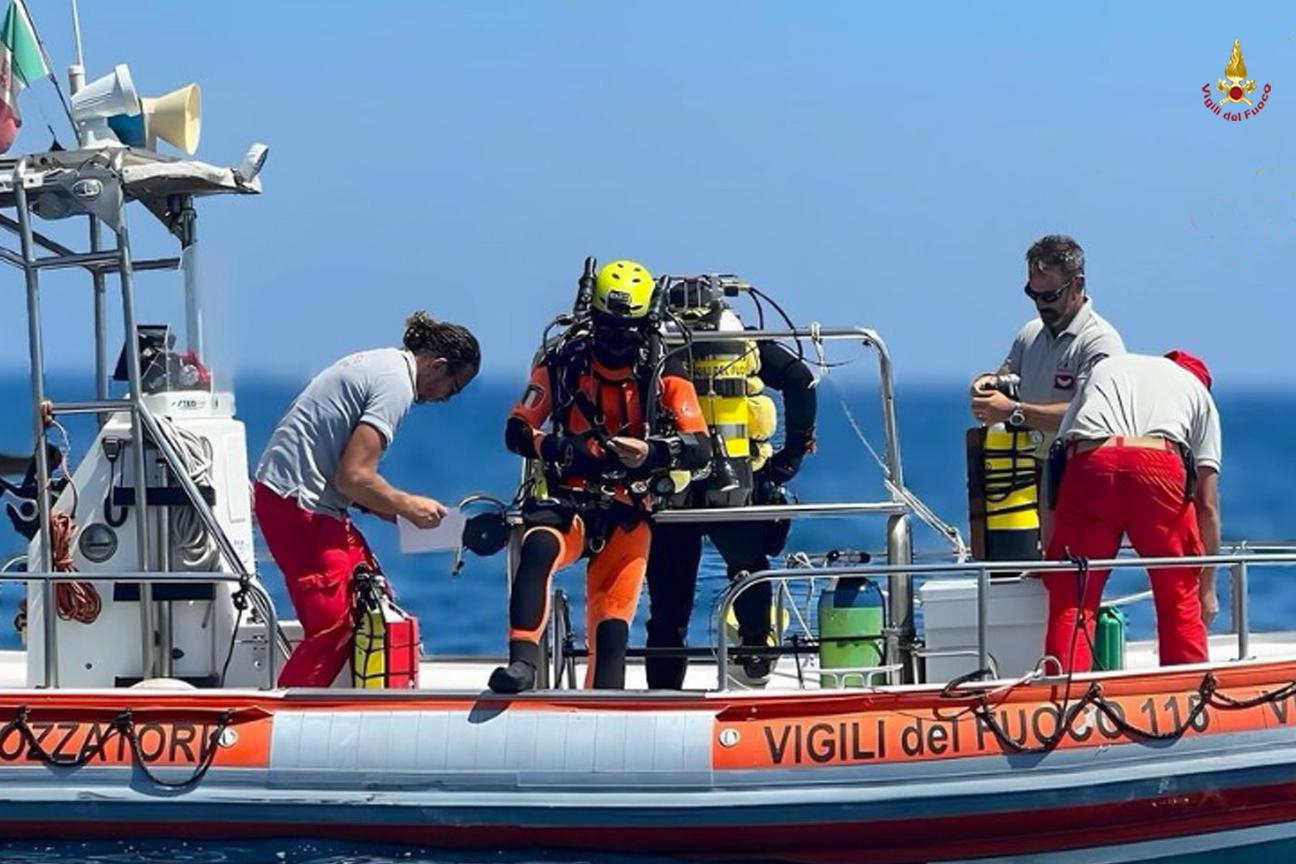 I sommozzatori dei Vigili del fuoco si preparano prima di immergersi per le complesse operazioni nel reitto sommerso del Bayesian