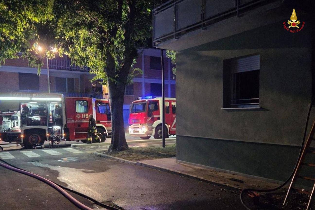Incendio al piano terra di una palazzina in via Corsica, nel quartiere San Vito a Lucca