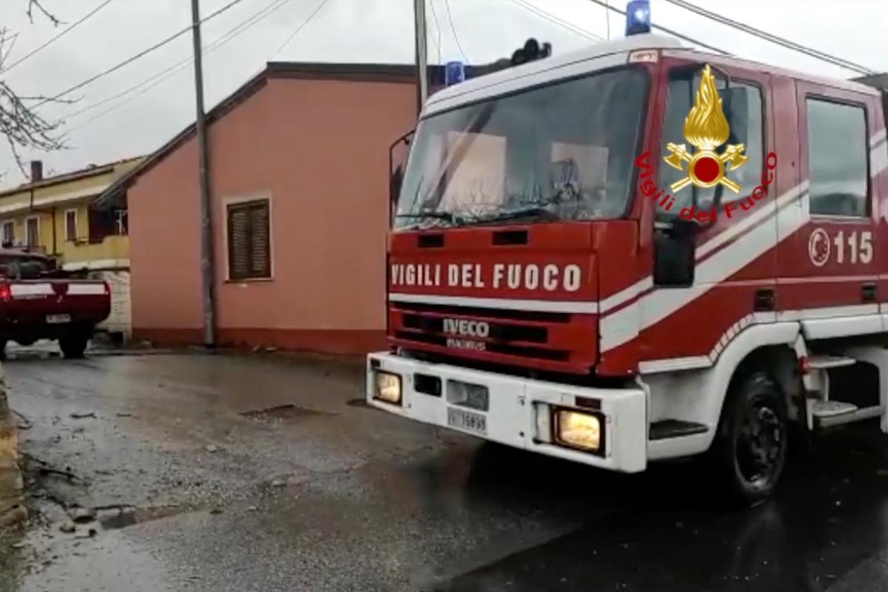 Immagine di repertorio di Vigili del Fuoco impegnati in un intervento di soccorso legato al passaggio di una tromba d'aria
