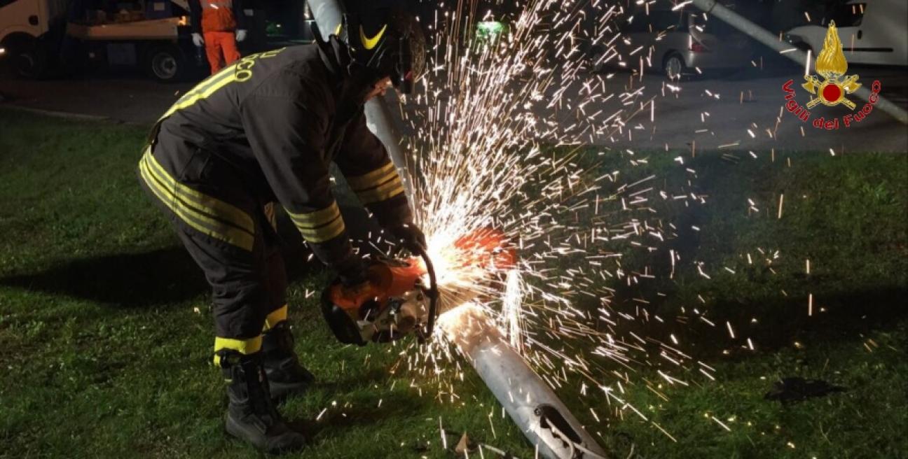 Varese, auto si ribalta ed abbatte palo della pubblica illuminazione