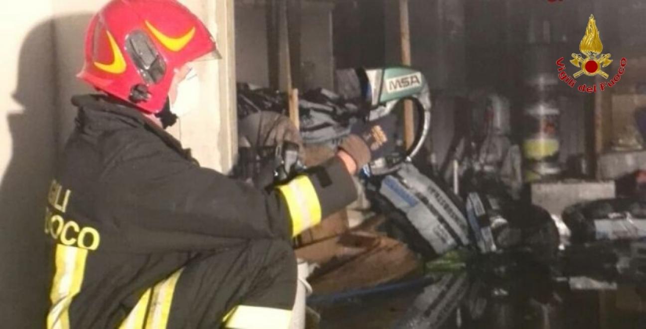 Ancona, incendio all'interno di un garage