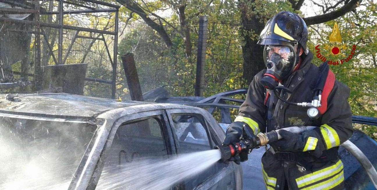 Ancona, incendio automezzi all'interno di una carrozzeria nel comune di Fabriano