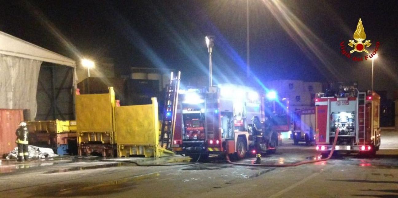 Ancona, incendio nella zona portuale