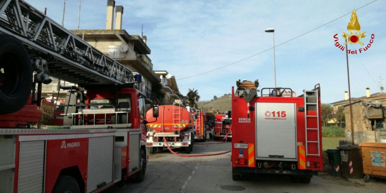 Ascoli Piceno, vasto incendio distrugge un capannone a San Benedetto del Tronto