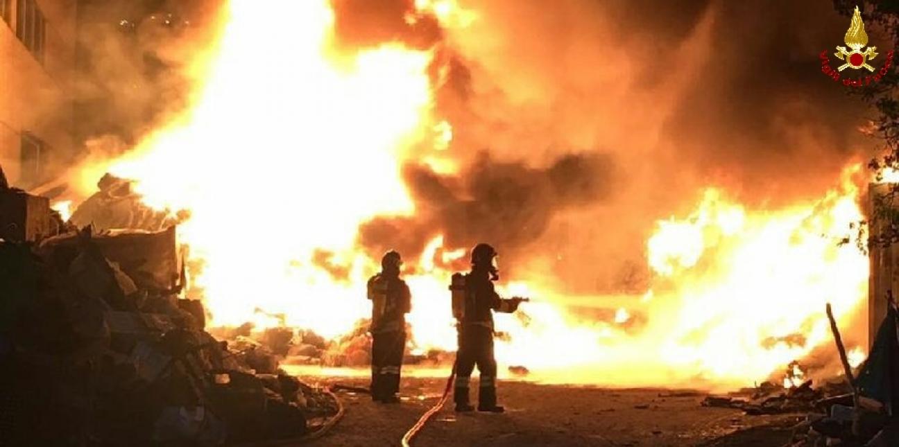 La Spezia, incendio capannone